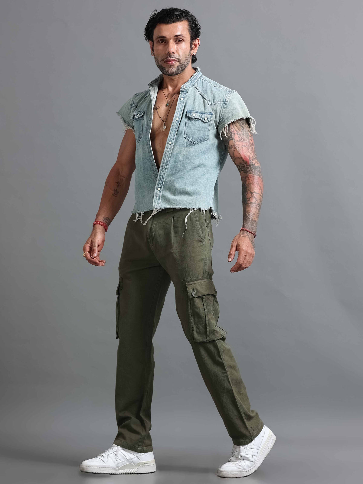 How to style olive cargo pants for men, Italian Colony · Casual: Olive cargo pants with a white tee and sneakers