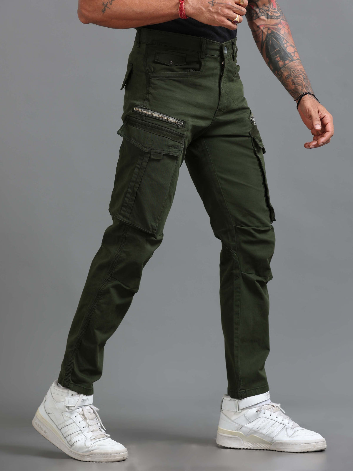 Street cargo style for men, Italian Colony · Look: Streetwear cargo pants with a boxy tee